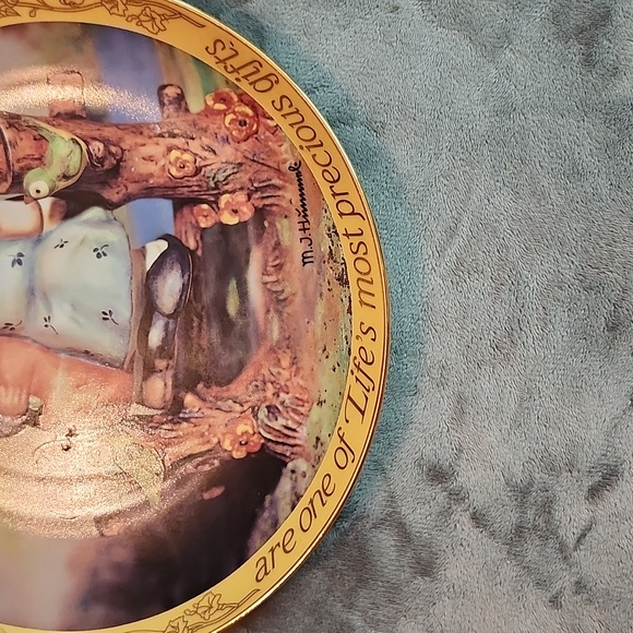 M.J.Hummel "Sisters" Numbered Plate - Picture 4 of 5